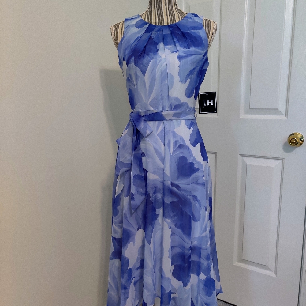 Brand new with tagsFloral midi dress, looks  like a painting Super slimming4P